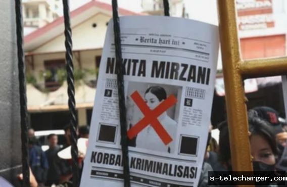 Sidang Kedua Nikita Mirzani, Fans Bentangkan Poster “Bebaskan Nikita Mirzani”